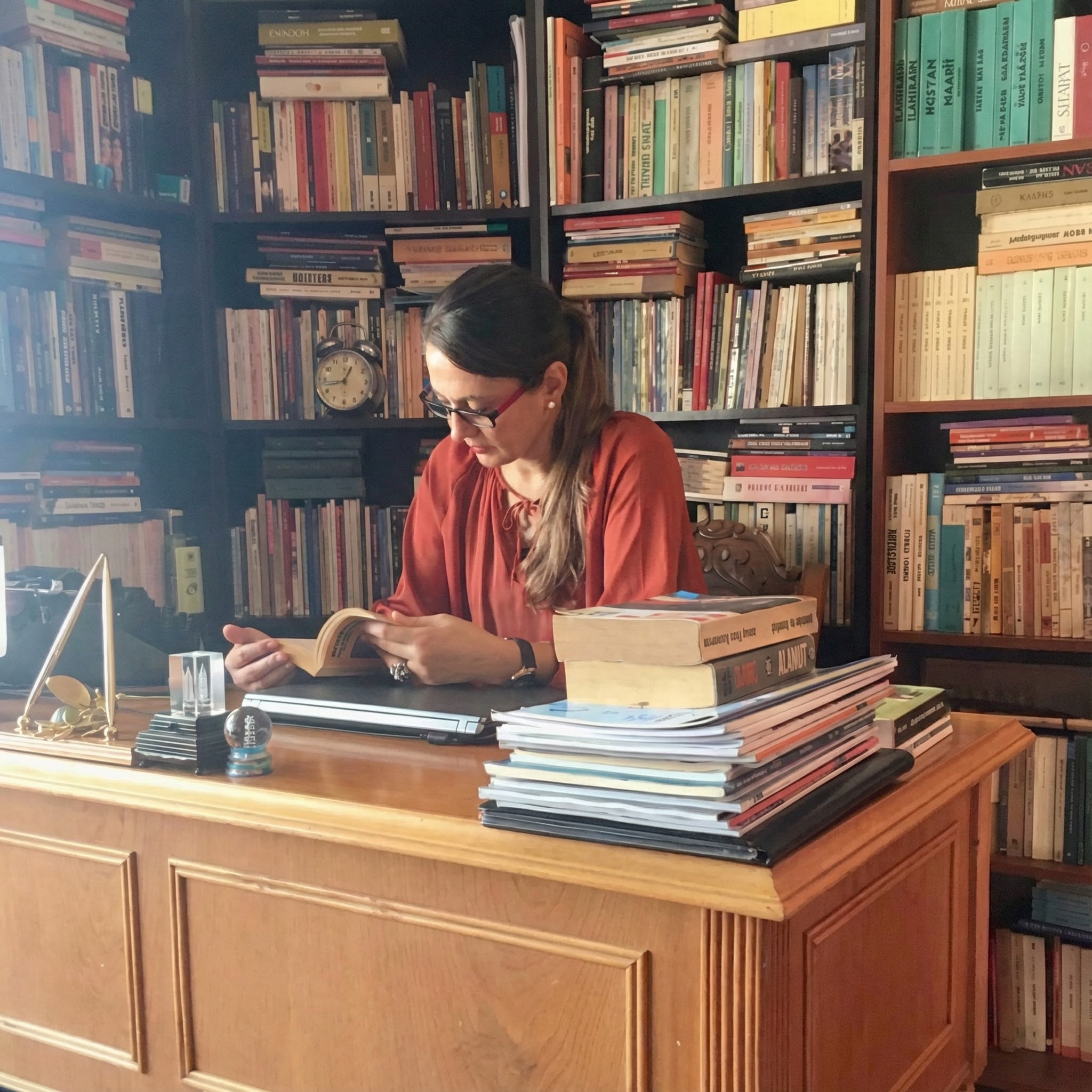 İnci Okumuş - Kütüphanesinde kitap okurken